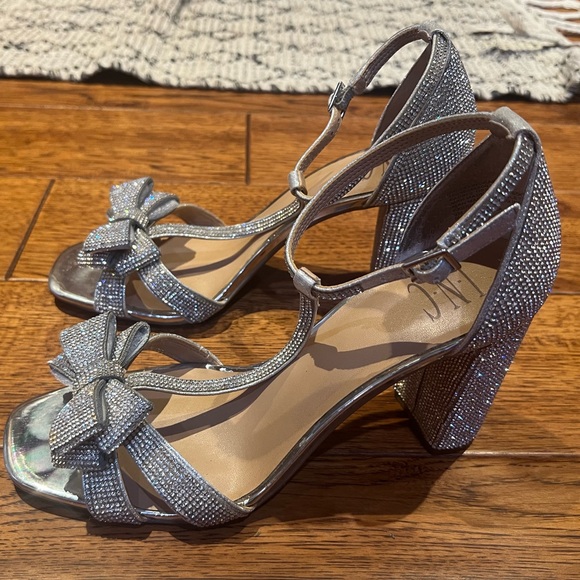 Sparkling jeweled silver crystal block heal with bows and ankle straps size 9 - Picture 1 of 5